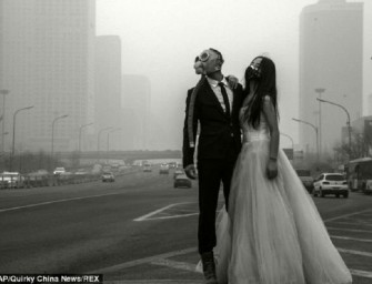 Les jeunes mariés de Pékin avec des masques à gaz !