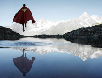 The Quest for the Absolute : Mise en scéne inhabituelle de super héros