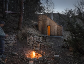 Une cabane minimaliste en bois dans la forêt de Wienerwald