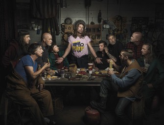 Réinterprétation de célèbres peintures de la Renaissance dans un environnement de mécanique automobile